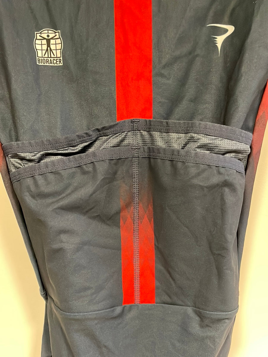 Bioracer présente le nouveau maillot Ineos Grenadier et entame des